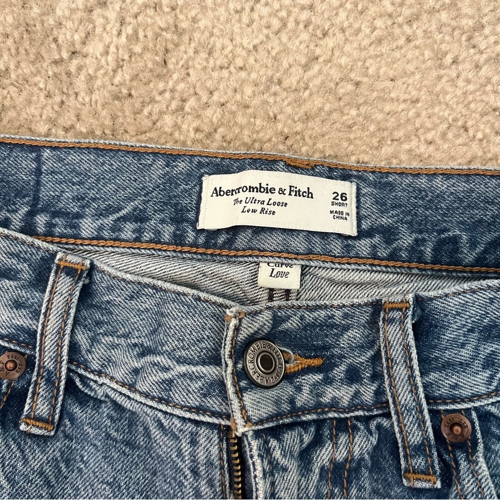 Abercrombie Low Rise Wide Leg Jeans - Picture 4 of 4